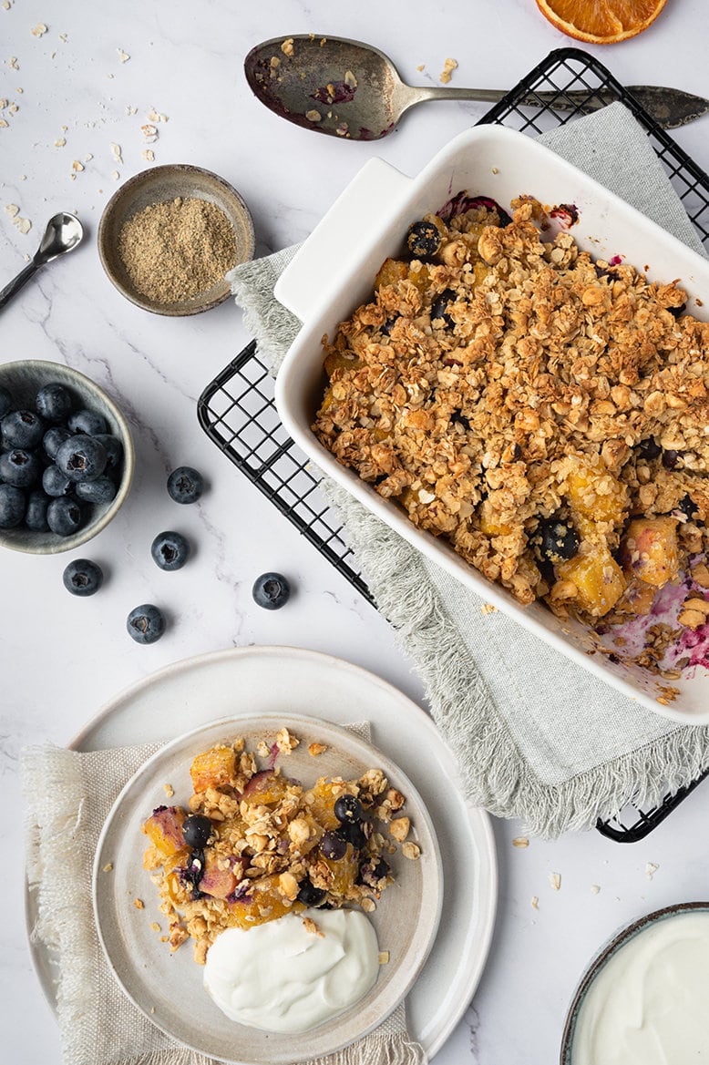 Crumble met kaki en blauwe bes