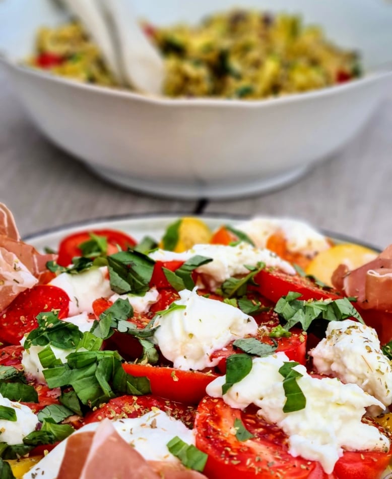 Freekeh met groenten en tomaten mozzarella salade