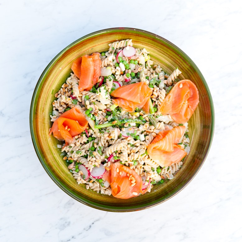 Pastasalade met asperges, gerookte zalm, grijze garnaaltjes en lentegroenten