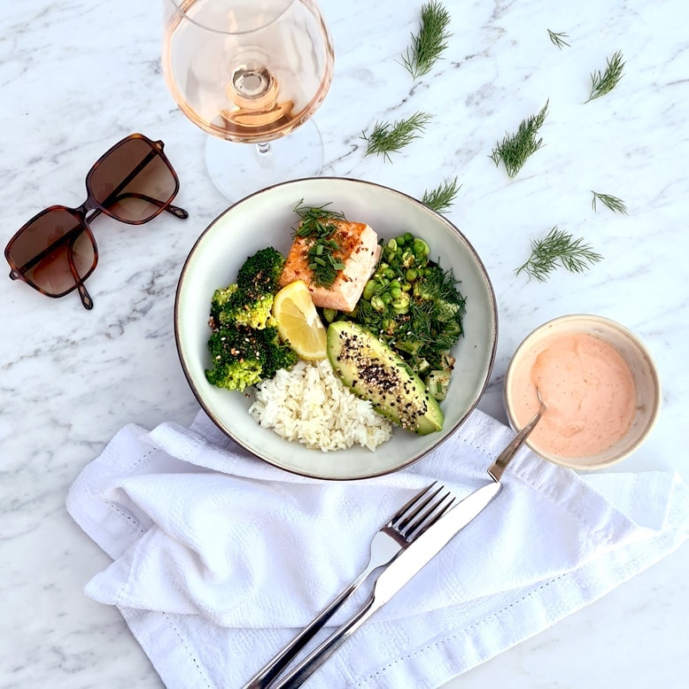 Bowl met groene groenten zalm rijst