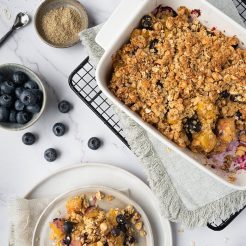 Crumble met kaki en blauwe bes