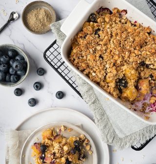 Crumble met kaki en blauwe bes