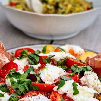 Freekeh met groenten en tomaten mozzarella salade