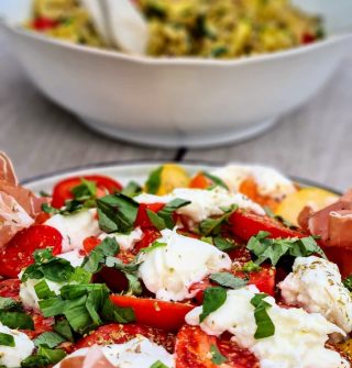 Freekeh met groenten en tomaten mozzarella salade