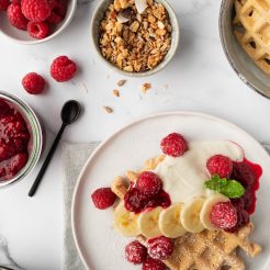 haver amandelwafels met frambozencompote