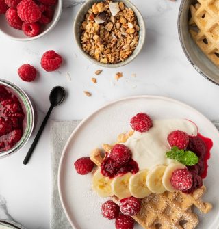 haver amandelwafels met frambozencompote