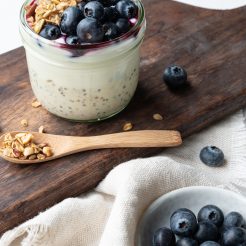 Overnight oats met blauwe bessen en bessencoulis