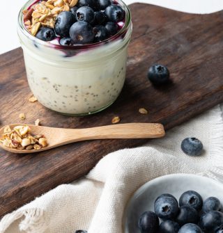 Overnight oats met blauwe bessen en bessencoulis
