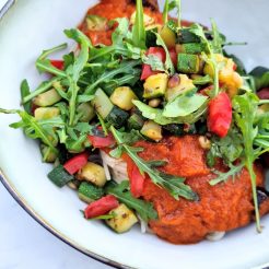Pasta met tomatensaus en gebakken groentjes