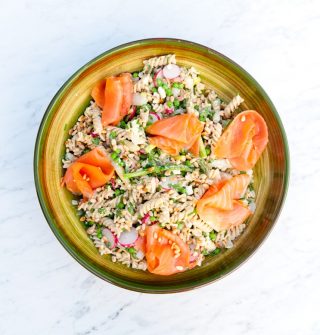 Pastasalade met asperges, gerookte zalm, grijze garnaaltjes en lentegroenten