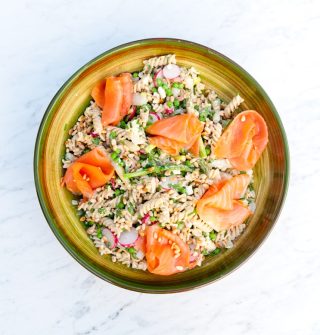 Pastasalade met asperges, gerookte zalm, grijze garnaaltjes en lentegroenten