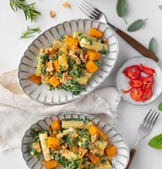 Pasta met geroosterde pompoen, spinazie en ricotta