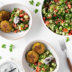 Quinoatabouleh met falafel
