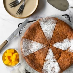 Yoghurt mango cake geheel