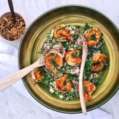 Zomerse quinoasalade met gebakken scampi