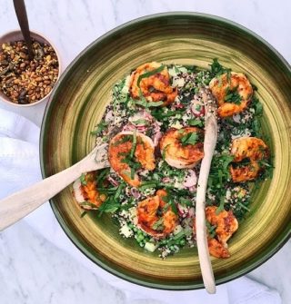 Zomerse quinoasalade met gebakken scampi