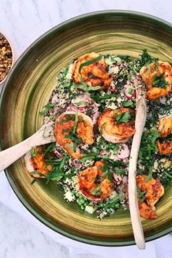 Zomerse quinoasalade met gebakken scampi