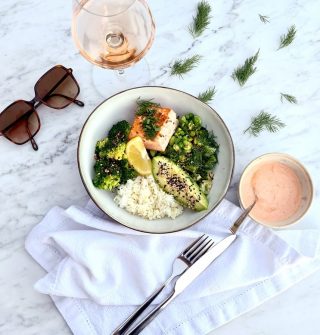 Bowl met groene groenten zalm rijst