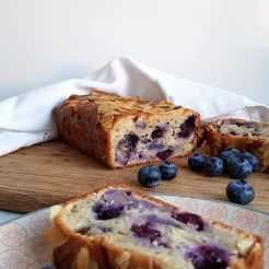 Ontbijtcake met appel en blauwe bes