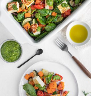 Traybake met zoete aardappel en paneer en spinaziepesto