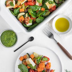Traybake met zoete aardappel en paneer en spinaziepesto