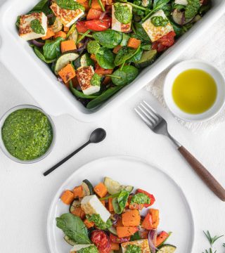 Traybake met zoete aardappel en paneer en spinaziepesto
